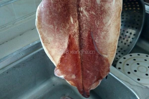 西芹溜鱿鱼肉片的做法图解1