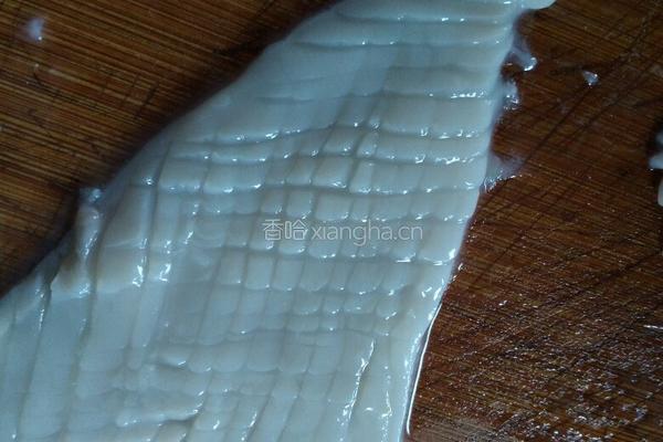 西芹溜鱿鱼肉片的做法图解3