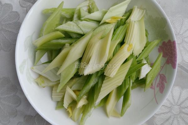 西芹溜鱿鱼肉片的做法图解6