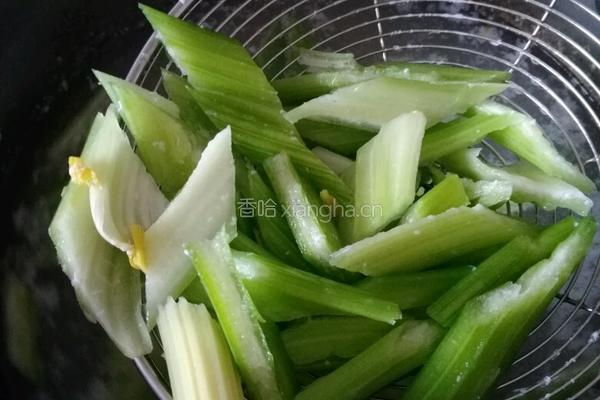 西芹溜鱿鱼肉片的做法图解8