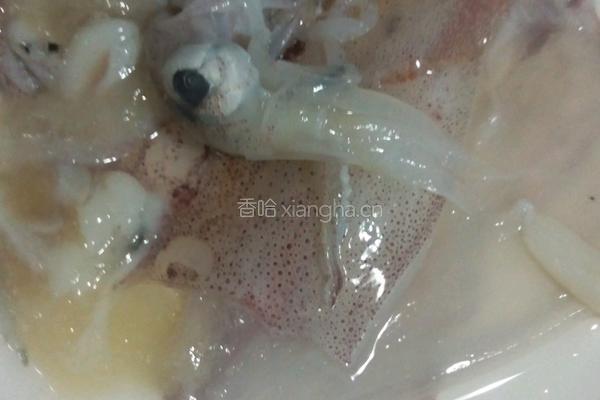 青椒炒鱿鱼的做法图解1