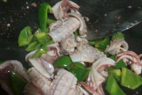 青椒炒鱿鱼的做法图解4