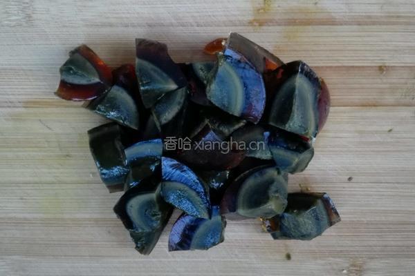 松花蒸蛋的做法图解1