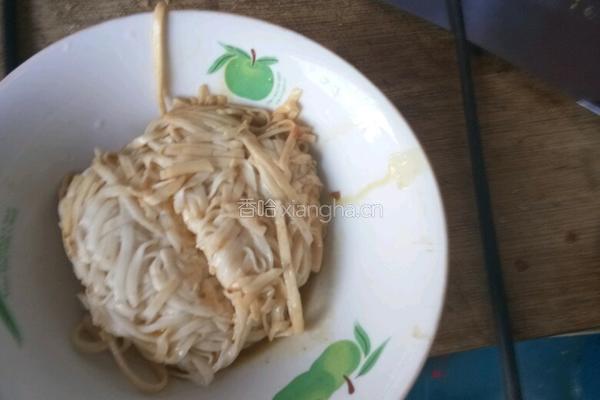 鸡肉针菇青辣椒面的做法图解5