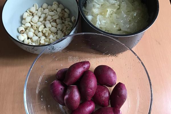 紫薯银耳莲子羹的做法图解1