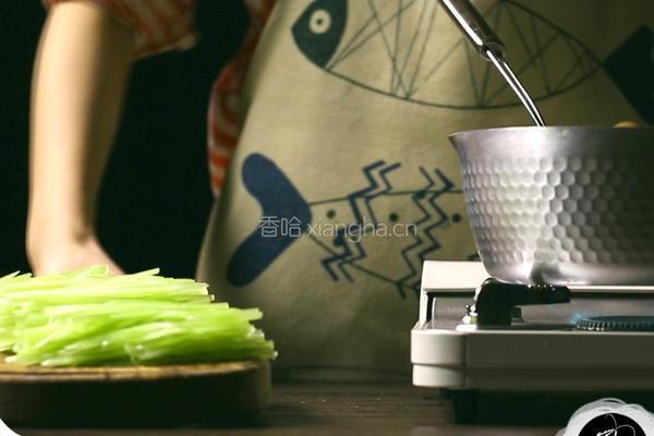 春季清热解毒开胃凉菜凉拌青笋丝的做法图解4