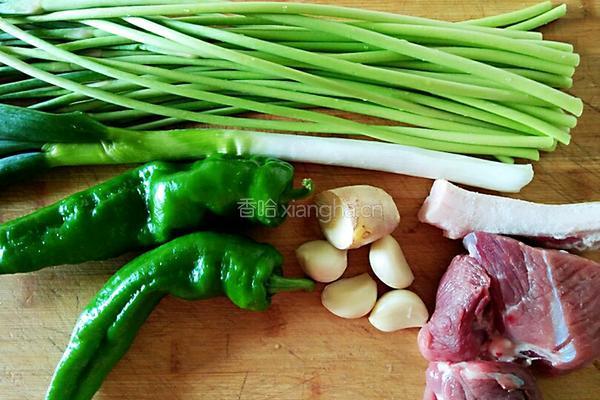 蒜苔炒肉的做法图解1