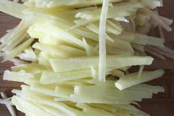 土豆丝炒酸菜丝的做法图解2