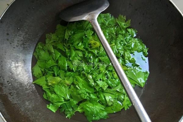 凉拌芹菜叶的做法图解3