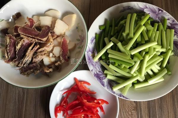 蒜苔炒腊肉的做法图解2
