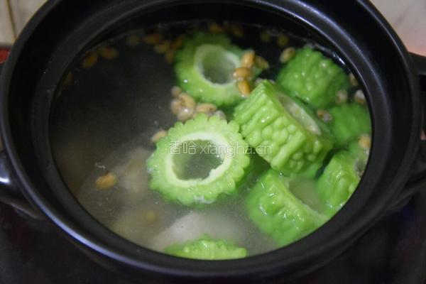黄豆苦瓜骨头汤的做法图解6