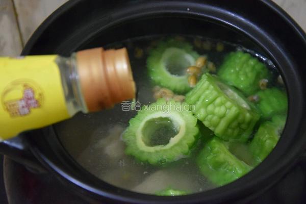 黄豆苦瓜骨头汤的做法图解7