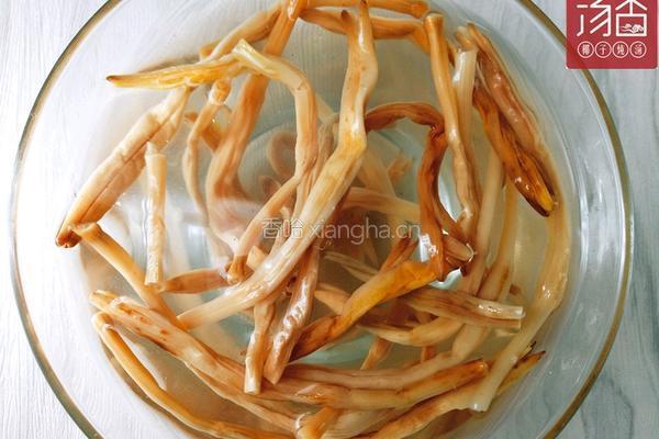 怀孕汤谱 喝了就开心的金针毛豆排骨汤的做法图解2