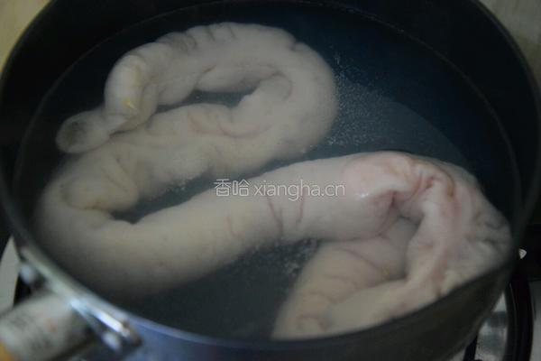 双椒炒肥肠的做法图解1
