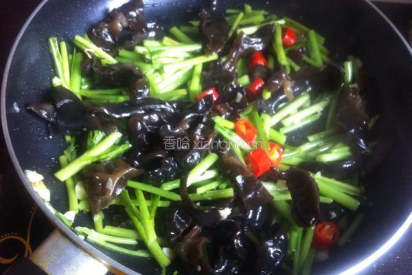 清炒木耳茼蒿的做法图解5