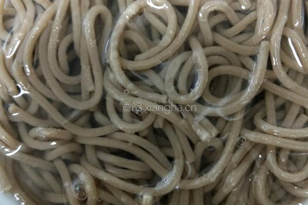 蔬菜拌面的做法图解2