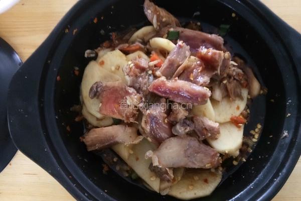 砂锅炖煮黄焖土豆片（乱炖）的做法图解1
