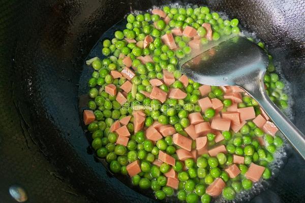 火腿肠炒豌豆的做法图解8