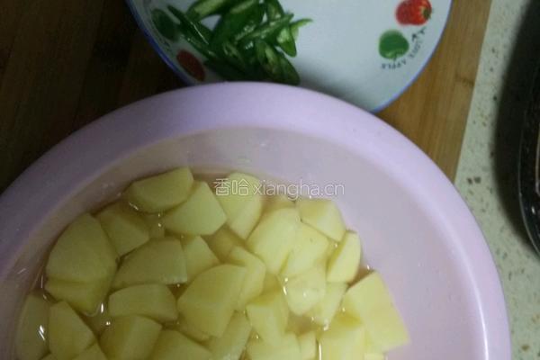 土豆炖排骨的做法图解1