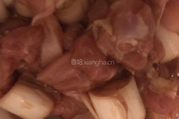 杏鲍菇炒鸡肉的做法图解1