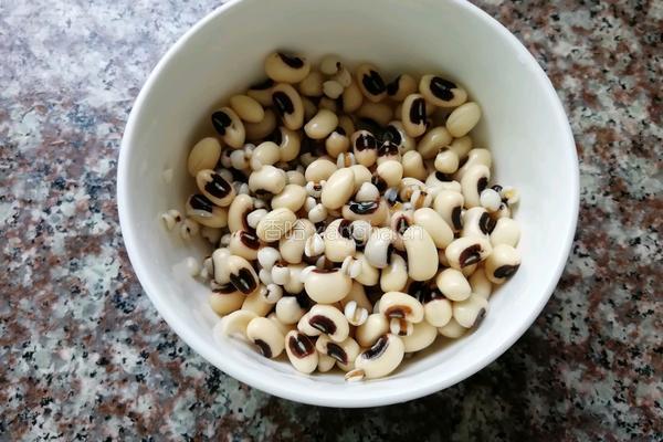 眉豆薏米排骨粥的做法图解3