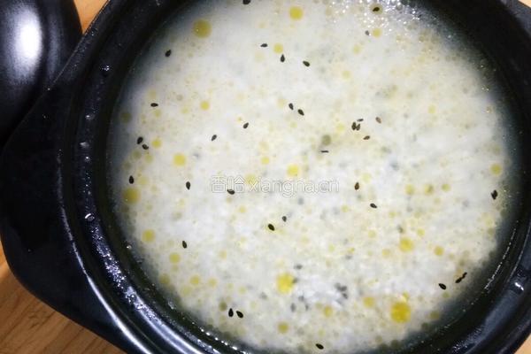 砂锅黑芝麻饭的做法图解1
