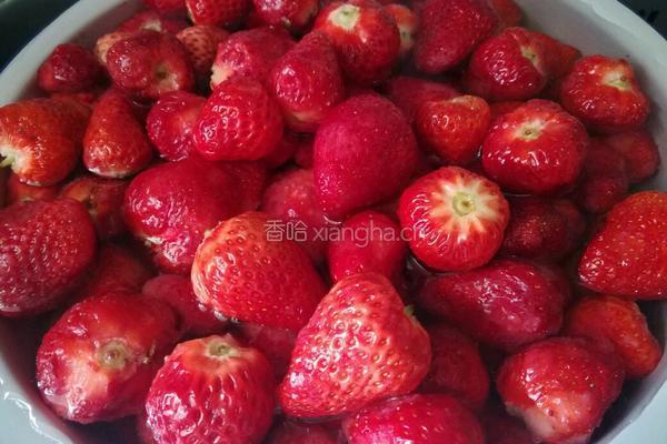 自制草莓酱的做法图解1