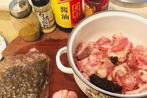 蒜蓉豆豉排骨的做法图解1