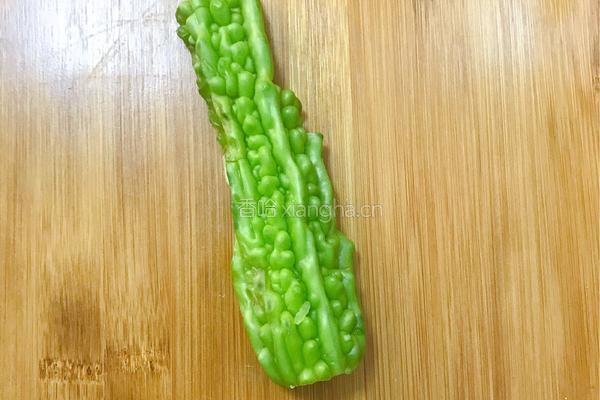 蜜酱苦瓜的做法图解1