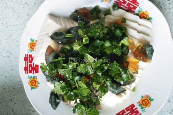 皮蛋砸嫩豆腐的做法图解3