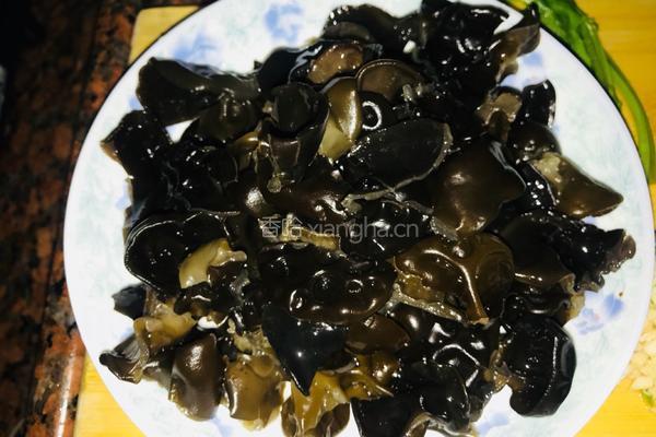 凉拌木耳的做法图解1