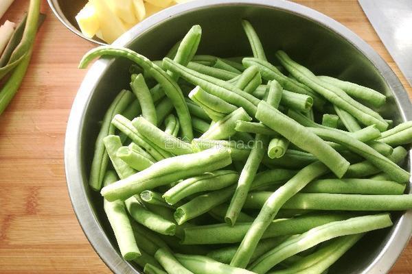 干煸排骨豆角土豆条的做法图解2
