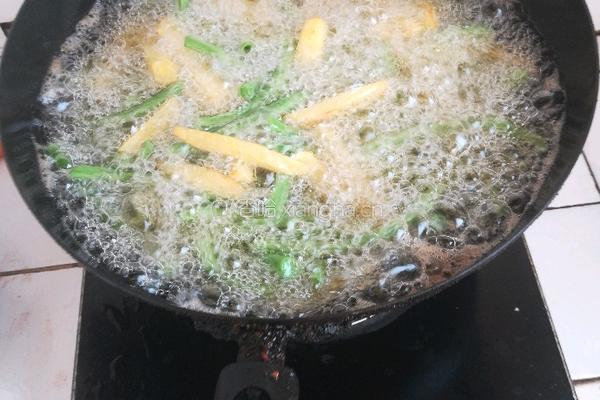 干煸排骨豆角土豆条的做法图解5