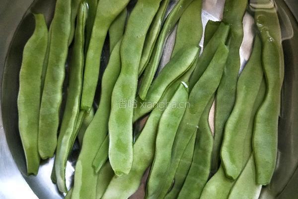 排骨炖豆角土豆的做法图解1