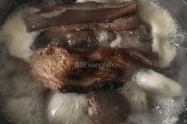 腊肉炒西兰花的做法图解1