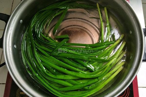 孜然烤韭菜的做法图解2