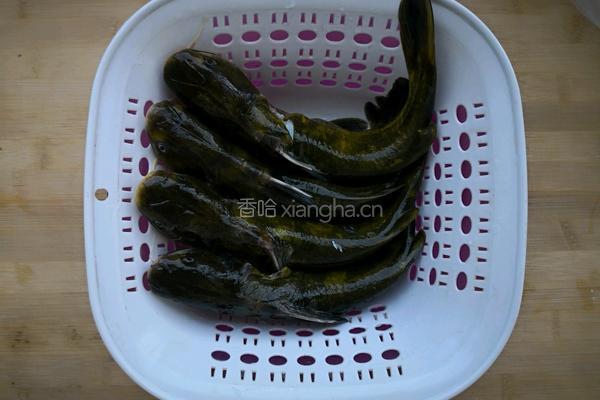 嘎鱼炖豆腐的做法图解1