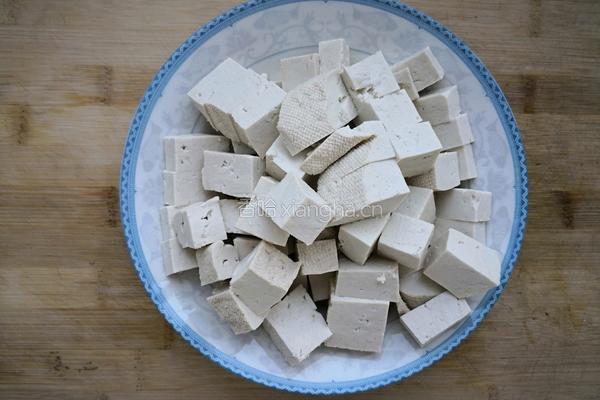嘎鱼炖豆腐的做法图解2