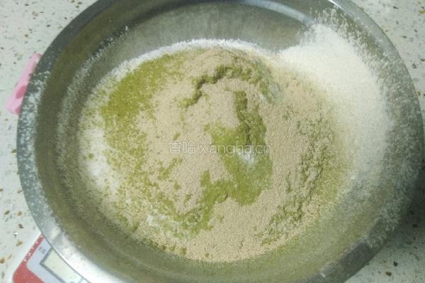 抹茶蔓越莓发糕的做法图解1