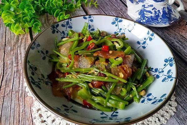 野芹菜炒腊肉的做法图解1