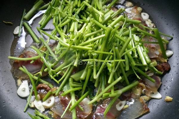野芹菜炒腊肉的做法图解8