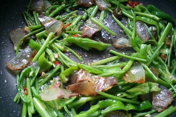 野芹菜炒腊肉的做法图解11