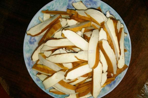 香干炒芹菜的做法图解1
