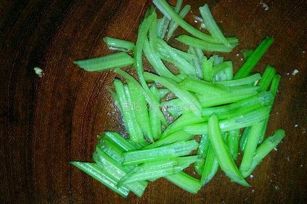 香干炒芹菜的做法图解2