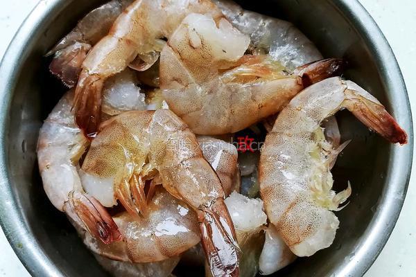 翡翠虾仁的做法图解2