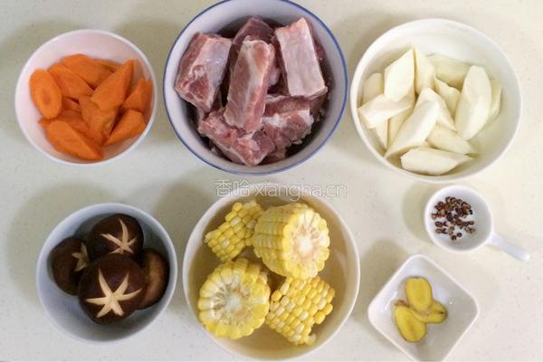 胡萝卜玉米山药排骨汤的做法图解2