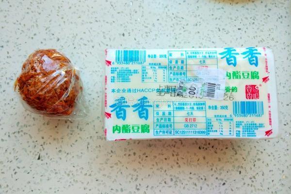 凉拌皮蛋豆腐的做法图解1