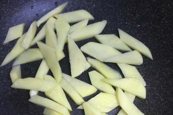 鲍鱼炖土豆的做法图解1