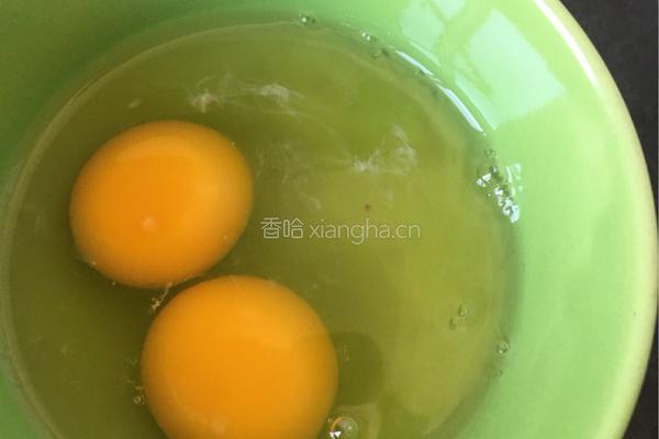 青椒炒鸡蛋的做法图解1