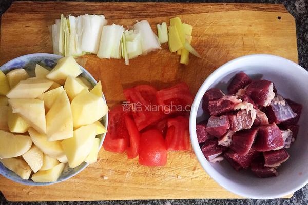 土豆番茄烧牛肉的做法图解1
